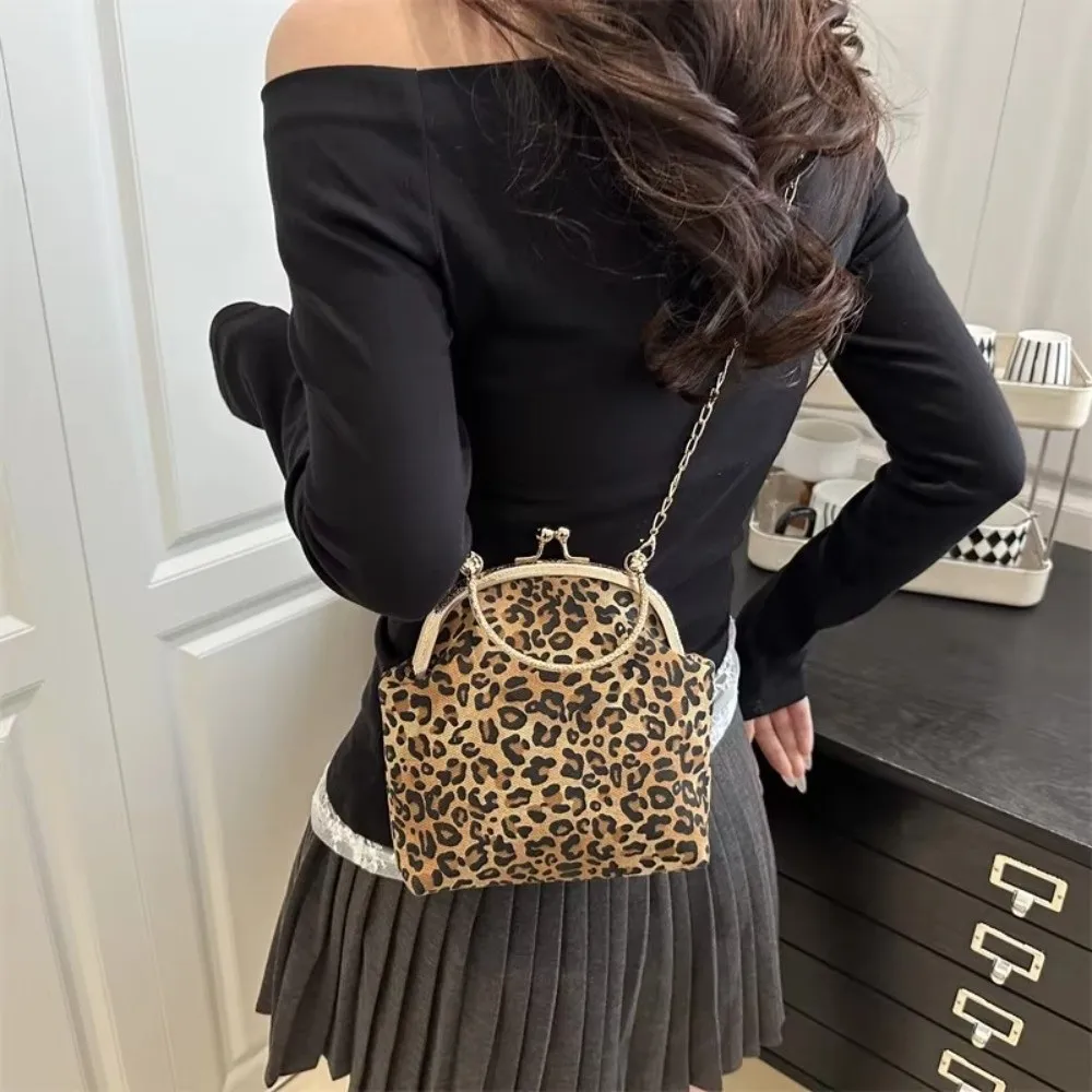 Classic Luxury Clip Shoulder Bag Shell Shape Chain Strap Crossbody Bag Small With Top Handle Evening Clutch Purse Female Use view 3