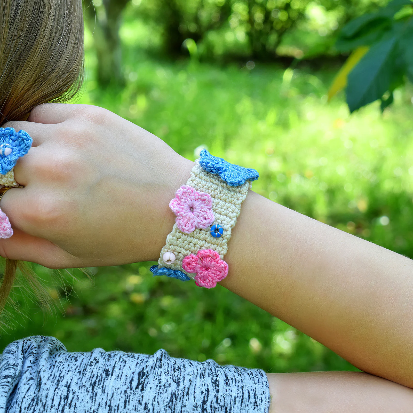 

60pcs Kids White Bracelets Compact Bands Funny Festival Children Graffiti Band Party Favors Cartoon Slap Bracelet Bulk Party