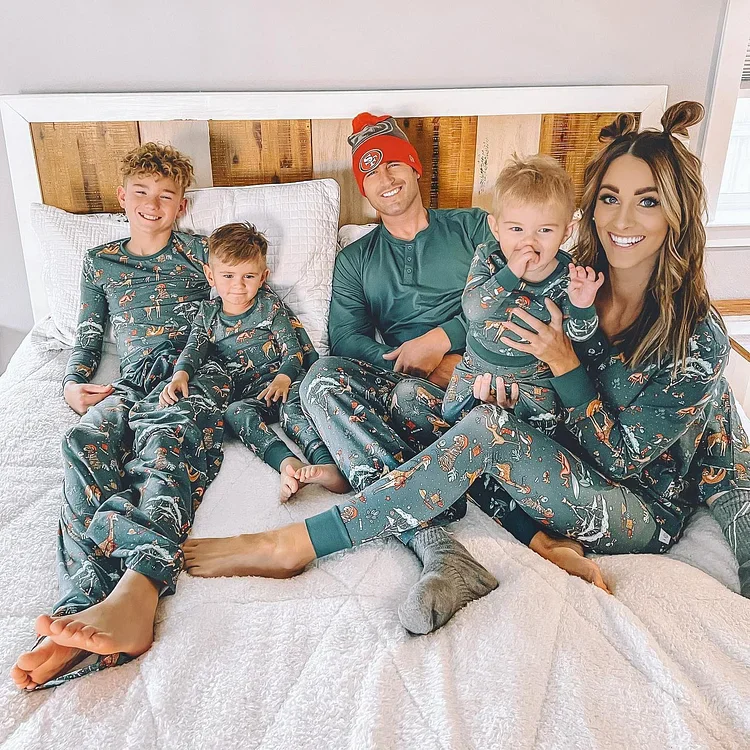 2025 New Family Christmas Pajamas Set New Year's Costume Green Print 2 Pieces Suit Homewear Baby&Dog Romper Xmas Look Pyjama
