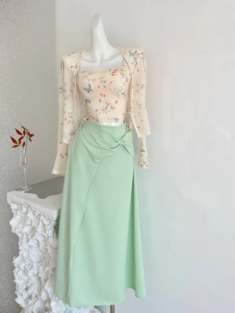 

Женский летний комплект из трех предметов: кардиган с принтом, топ и юбка