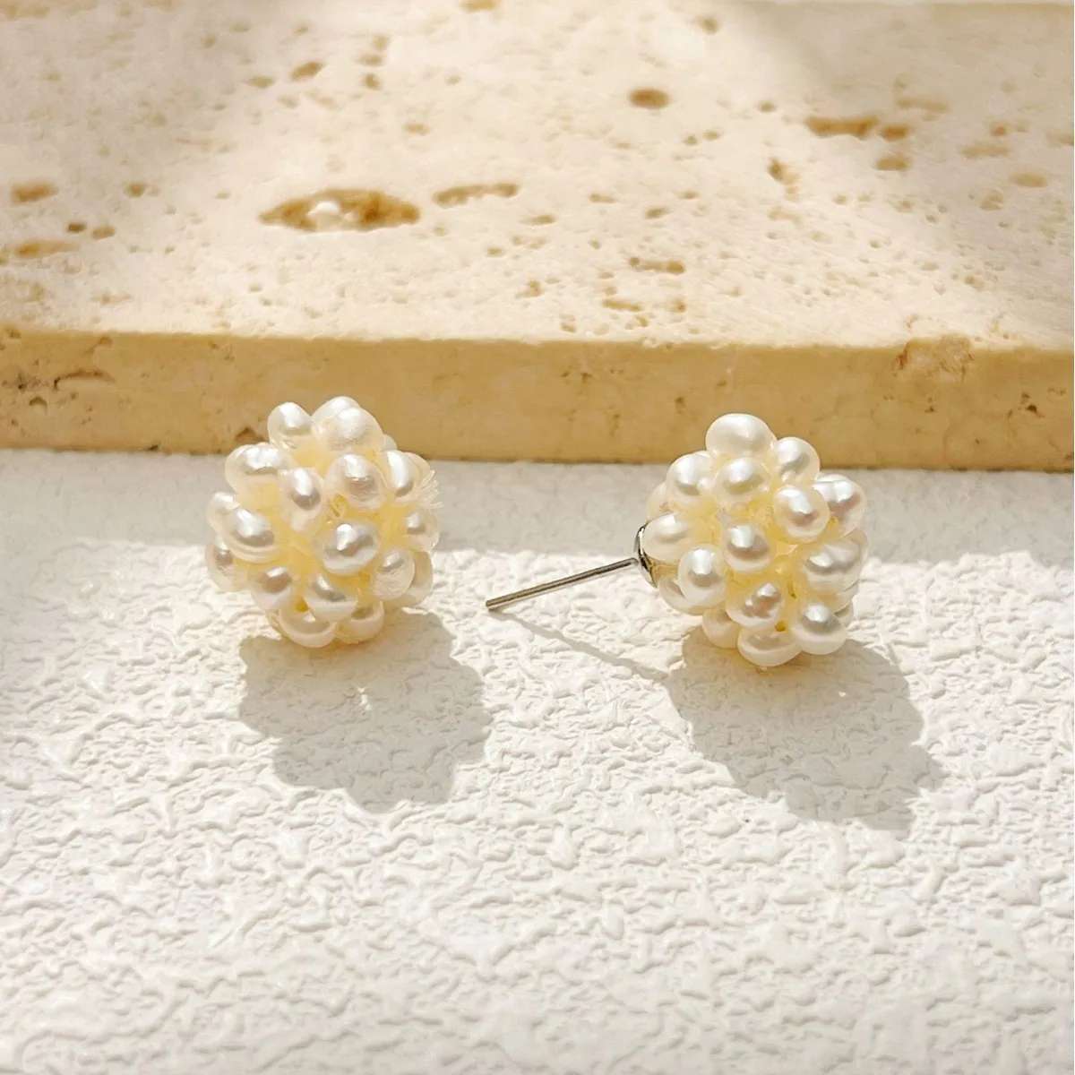 Simple freshwater bead earrings, fashionable and versatile, high-end earrings, light luxury style niche earrings