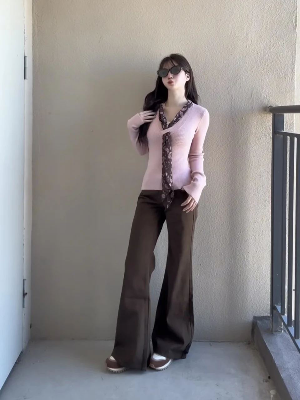 Damski sweter z dekoltem w serek, dopasowany, do noszenia pod spód, z ozdobną wstążką, różowy, krótki, w stylu koreańskim, z wzorem w kropki, rozpinany kardigan.