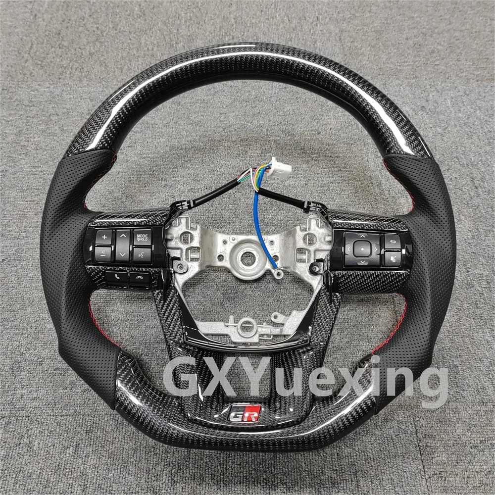 إطار عجلة القيادة من ألياف الكربون الحقيقية بتصميم رياضي مناسب لـ Hilux Fortuner Vigo LC79 مع خياطة حمراء