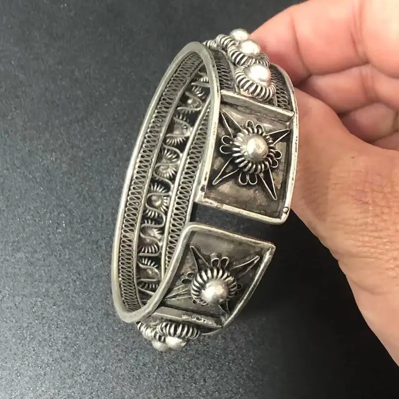 Guizhou Miao ethnic jewelry, handcrafted Miao silver accessories, vintage filigree sunflower bracelet with retro silver carving