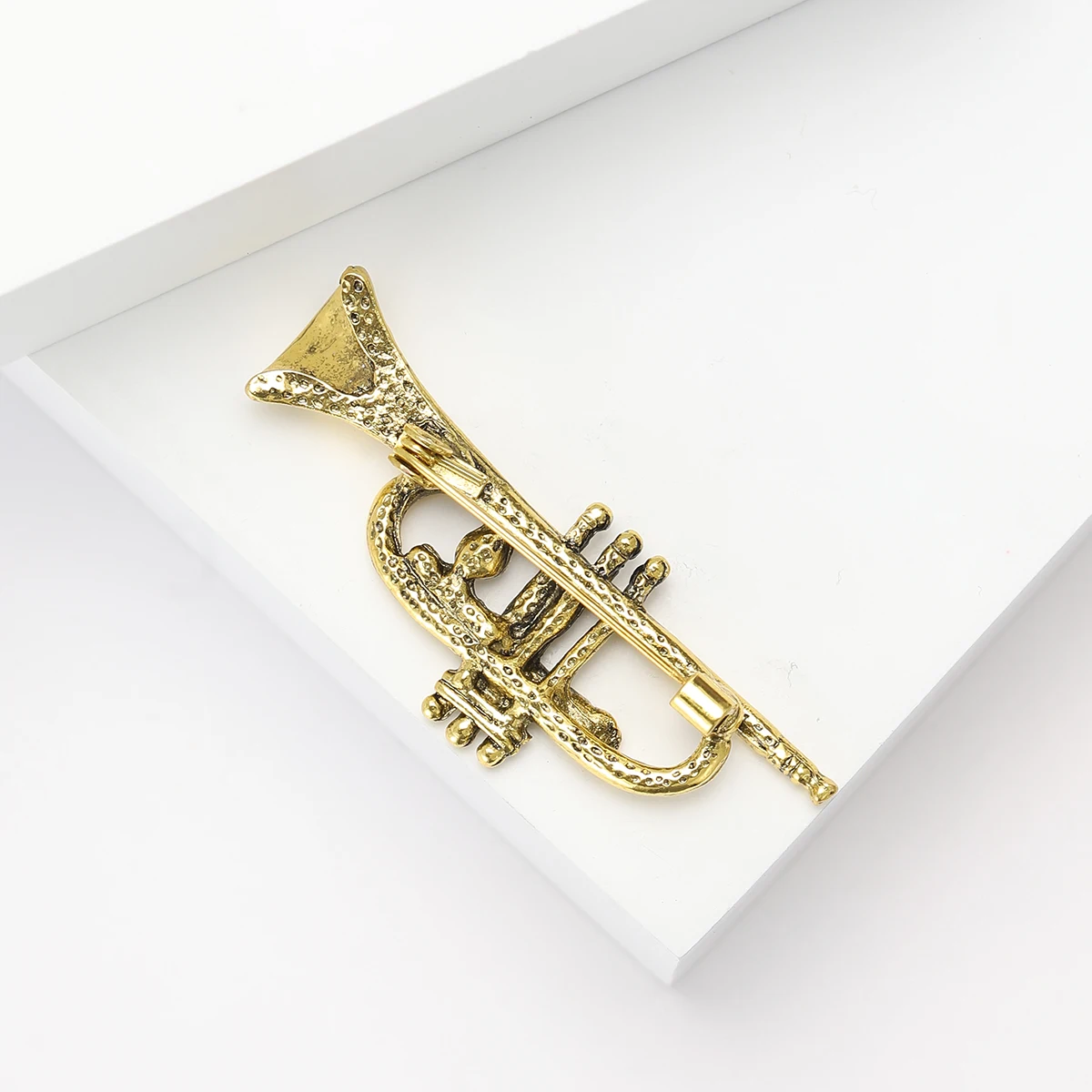 Vintage Metal Flute Brooches for Women Unisex Musical Instrument Pins 2-color Available Casual Party Accessories Gifts