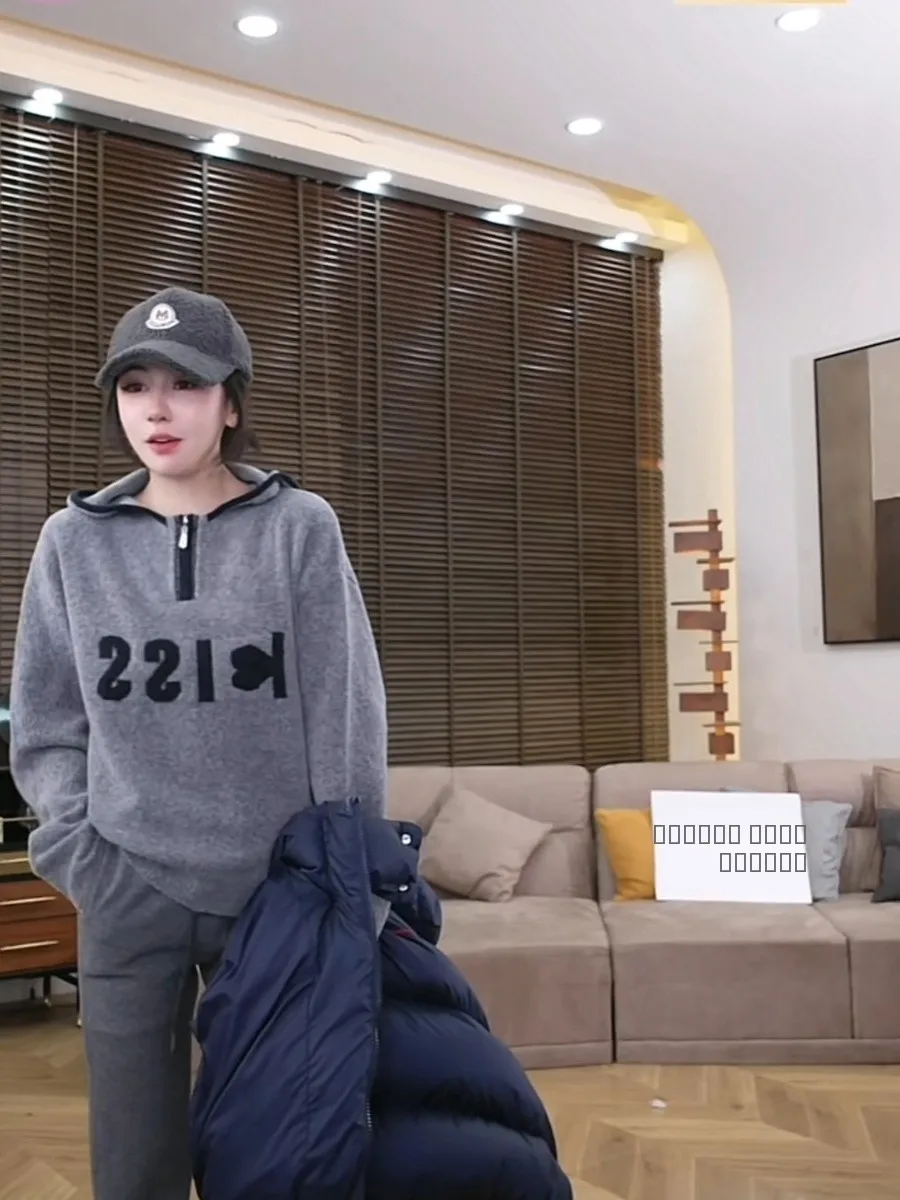 

Рекомендовано BaiXue: Зимняя винтажная толстовка с капюшоном и надписью, женская, из шерсти, вязаная, удобная, теплая, с длинными рукавами, в стиле оверсайз.