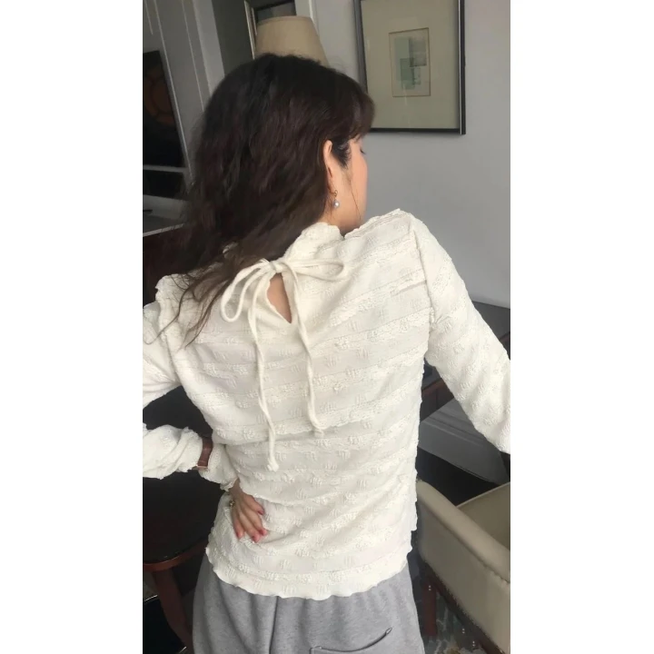 سترة نسائية مصممة بأكمام طويلة وياقة مستديرة مع تطريز دانتيل خريفي وأزرار خلفية وحزام، بأسلوب الشارع