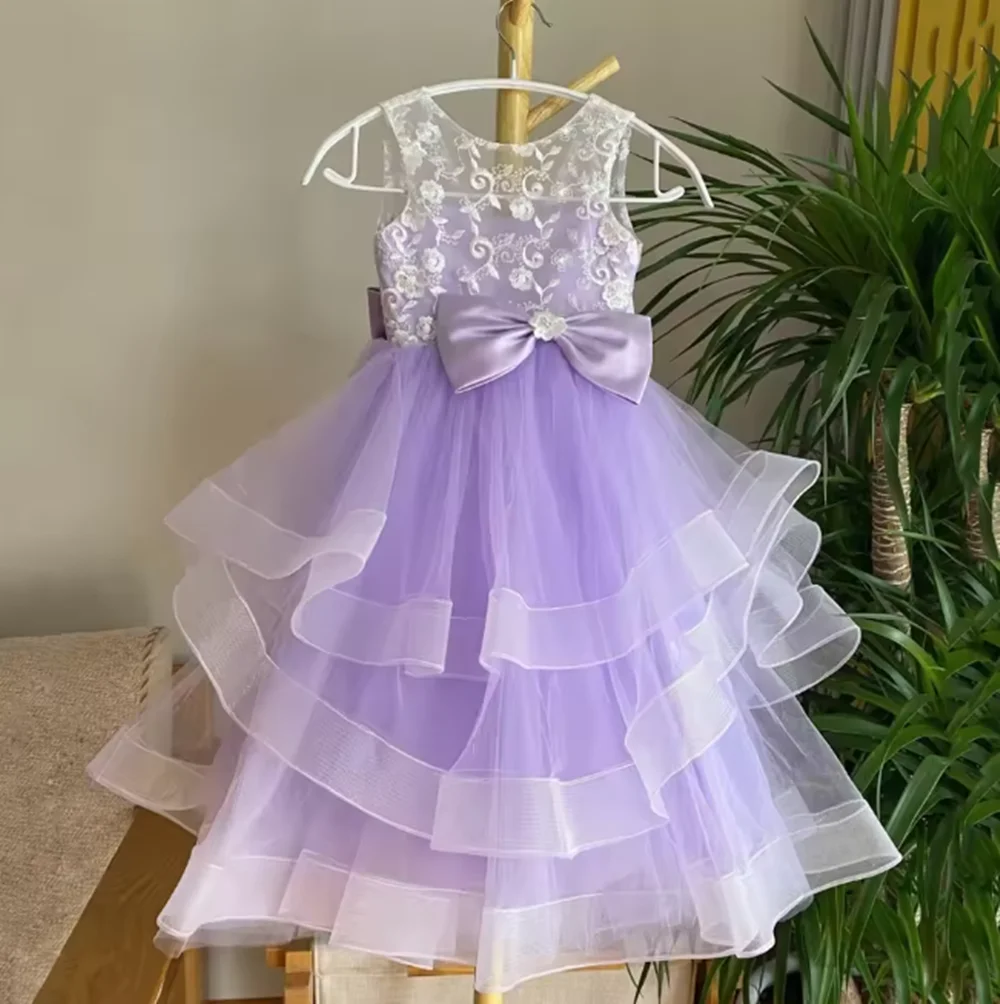 Maßgeschneidertes Blumenmädchenkleid aus lila Tüll mit abgestuften weißen Applikationen und Schleife für Hochzeit, Geburtstag, Party, Abschlussball, Abend, Bankettkleid