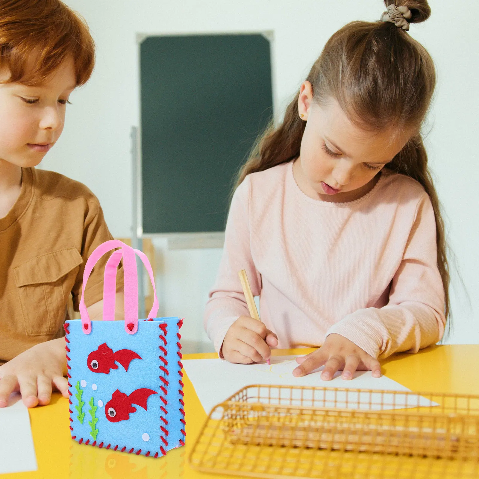 

4Pcs DIY Children Handbag Craft Non-Woven Bag Material Kit Handmade Gift Educational Activity Improve Coordination Skills