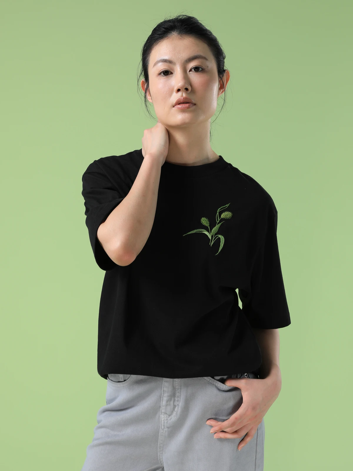 

Женская футболка с ручной вышивкой цветов, приталенная, из хлопка, повседневная, с круглым вырезом, летняя новинка