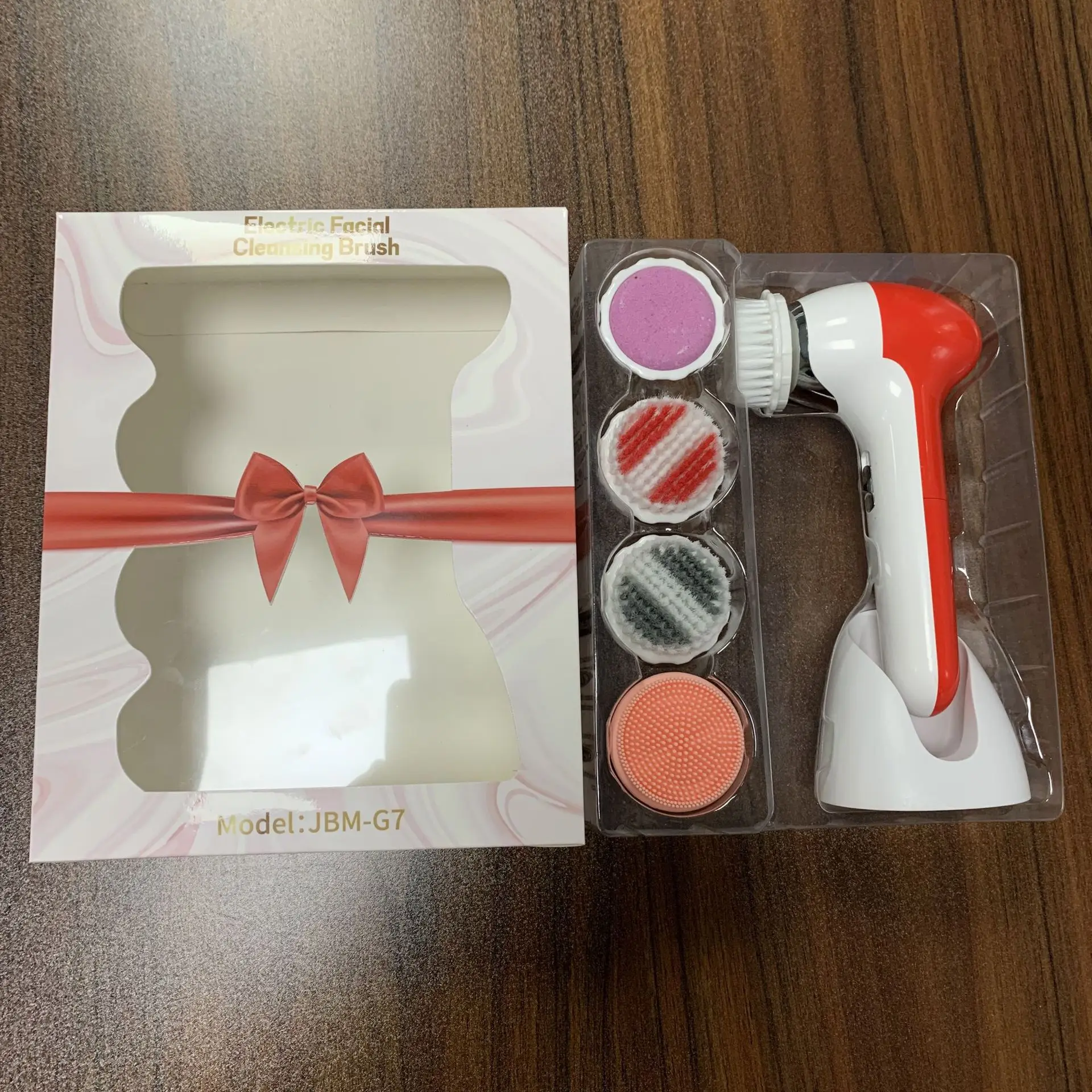 น้ํายาทําความสะอาดผิวหน้าไฟฟ้า Five-In-One ในครัวเรือนใหม่สําหรับกล้ามเนื้อบอบบาง สิ่งประดิษฐ์บนใบหน้ายอดนิยม