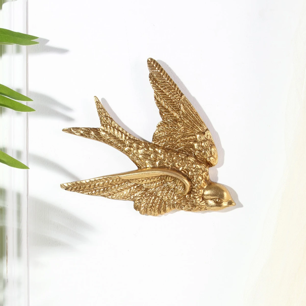 1 Piece, 3.8*4.7/5.6*6.6 Inch Resin Material Retro Gold Flying Swallow Home Office Wall Decoration Wall Hanging Decoration