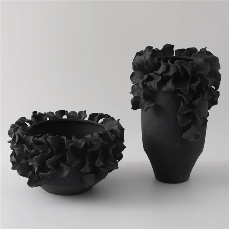 Modern simple hand-squeezed lace ceramic vase art ornament model house B & B hotel dried flower ornament