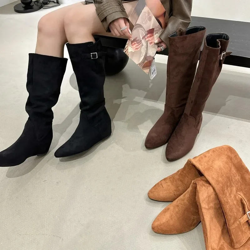 

Женские замшевые сапоги на высоком каблуке с заостренным плоским каблуком и рукавами. Рыцарские сапоги с пряжкой. Повседневные удобные зимние сапоги.