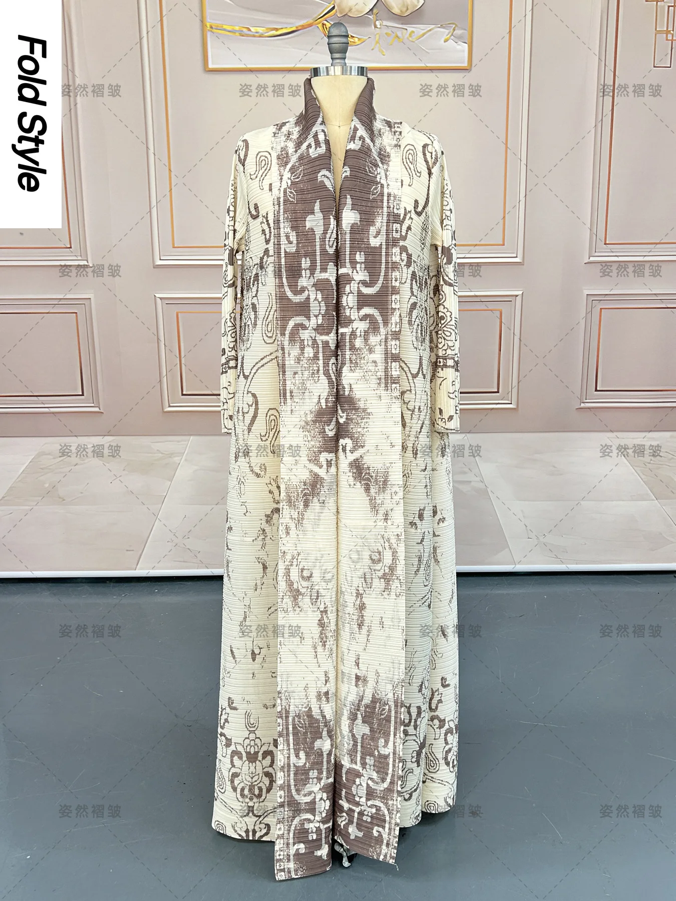 

2025 Autumn and Winter New Loose Miyake Pleated Printed Robe Cardigan Jacket Fashionable Long Elegant Lapel Women's Clothing