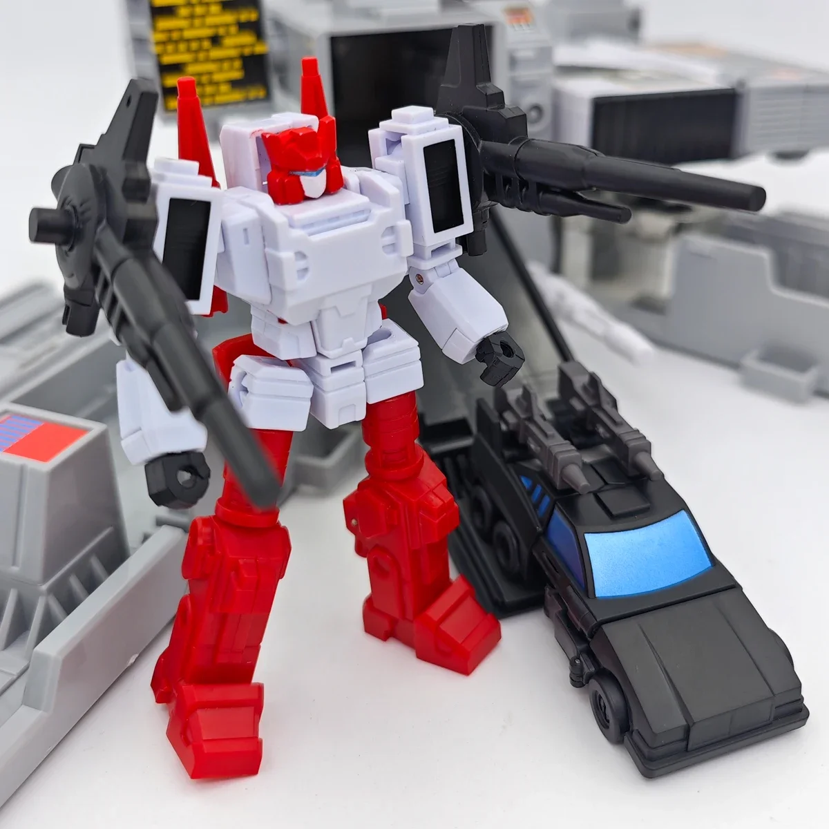 

В наличииTransformation Yc001-A Модель Kaiyu Шестипистолетный скампфер Metroplex Guardian Робот Игрушечные фигурки Коллекция подарков