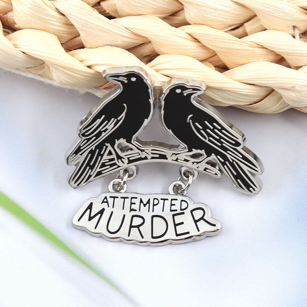 Lustiger Mordversuch Emaille-Pin Zwei Krähen auf einem Ast Brosche Dunkler Humor Krähen-Abzeichen Metall-Anstecknadel Schmuck Geschenk für Freunde B – Detail 8