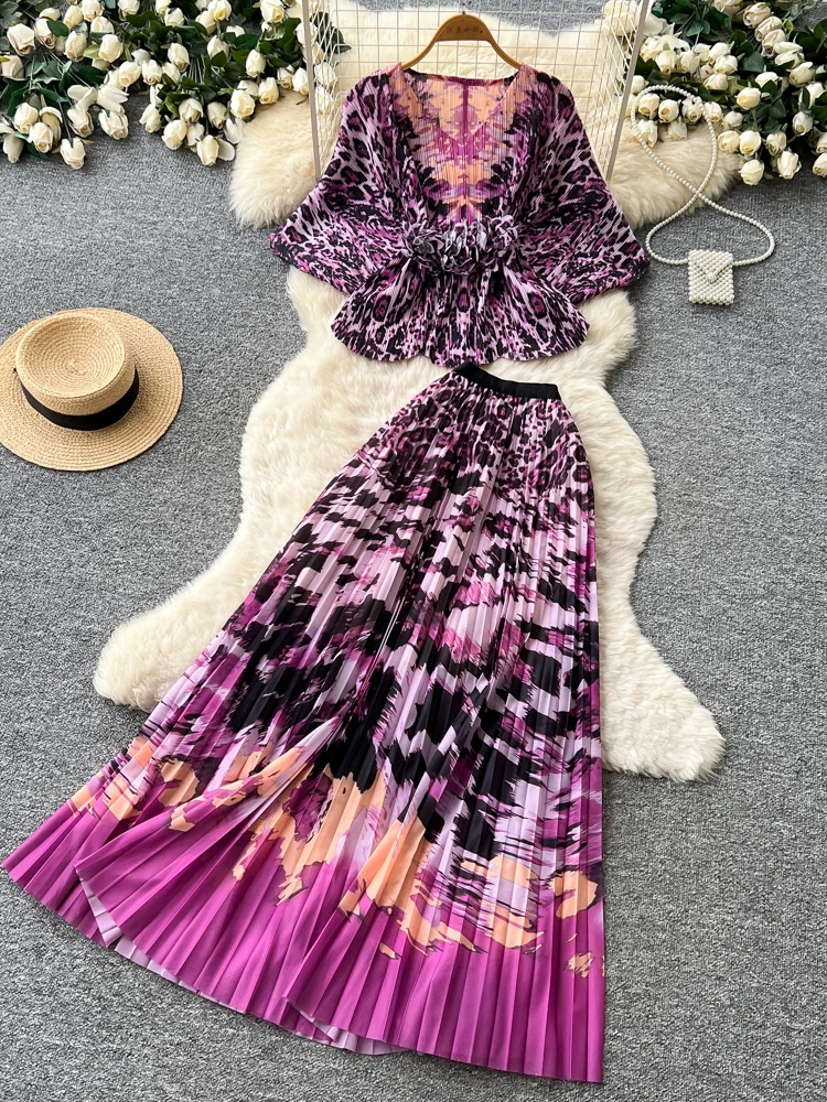 

Leopard Print Two-Piece Set Women's Autumn V-Neck Waist-Cinched Top Flared Skirt Pleated Ensemble Fashionable Commu...