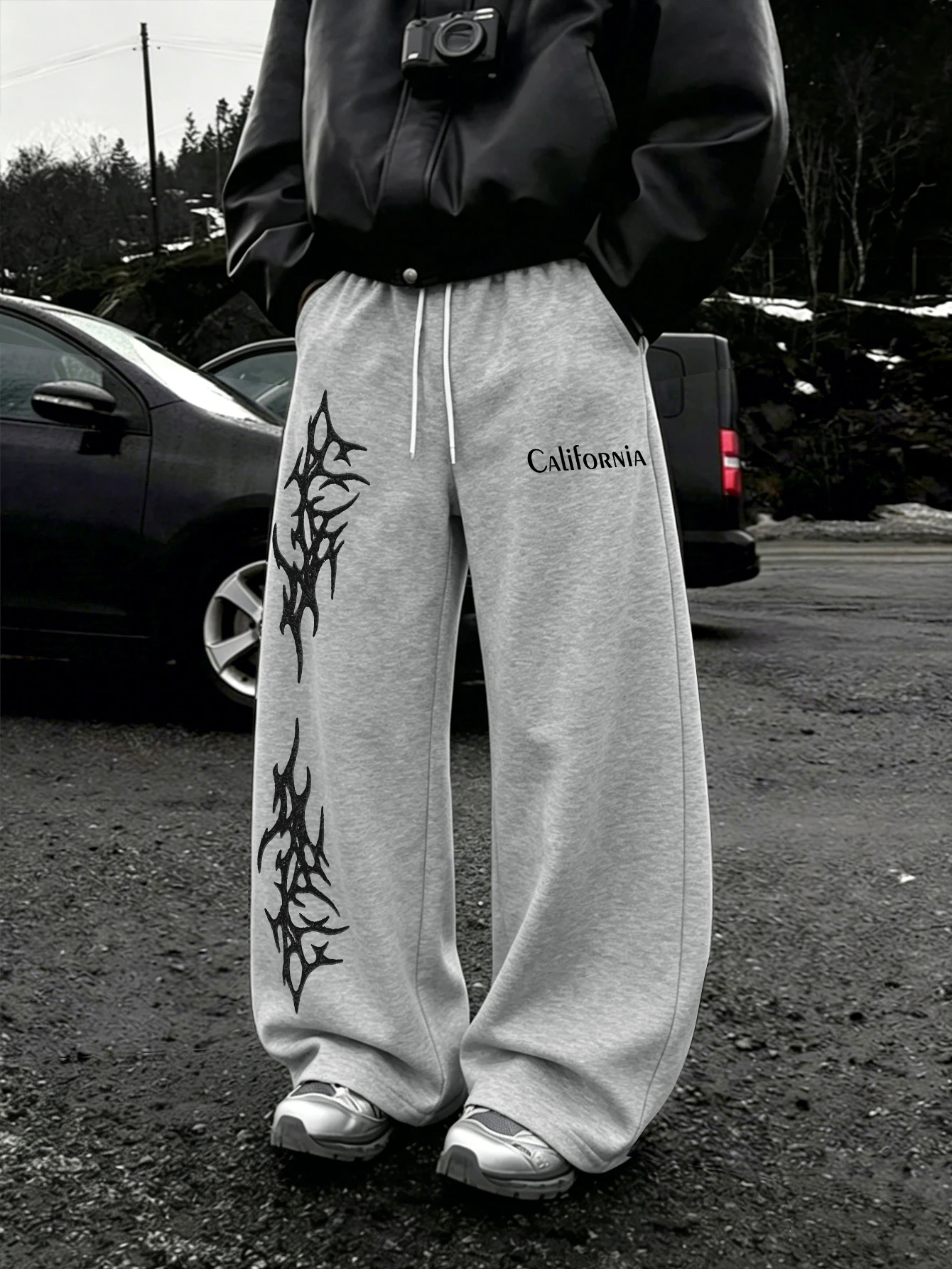 Men Y2K American Streetwear Baggy Sweatpants, Asymmetric White Gothic Spike Letter & California Text Print Drawstring Wide Leg
