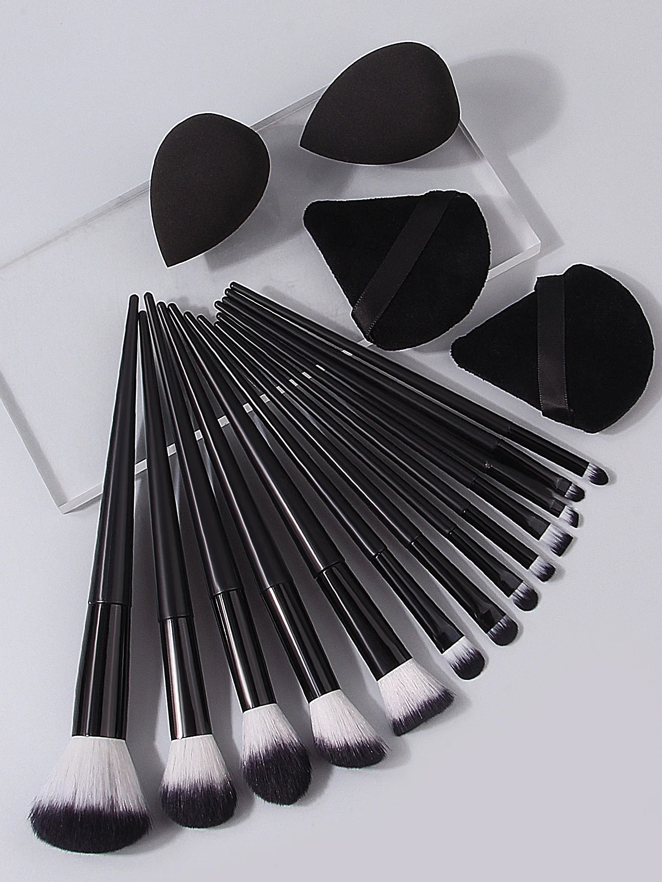 17PCS Makeup brush set: Blush, eyeshadow, concealer brush + Super soft triangular powder puff & water Drop beauty egg