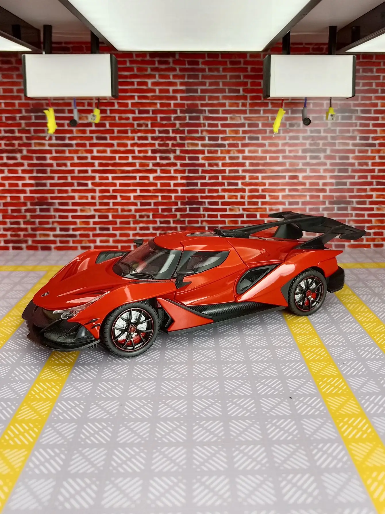 

1:24 модель автомобиля из сплава суперкара IE, двери, капот и багажник, можно открыть, имеет имитирующие функции звука и освещения, богатые детали.