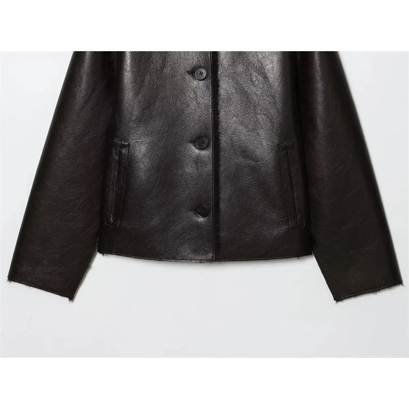 เสื้อแจ็คเก็ตผู้หญิง คอลเลคชั่นฤดูใบไม้ร่วง/ฤดูหนาว 2025 สีน้ำตาลเข้ม แขนยาว หนังเทียม แบบกลับด้านได้ ทันสมัยและมีเอกลักษณ์
