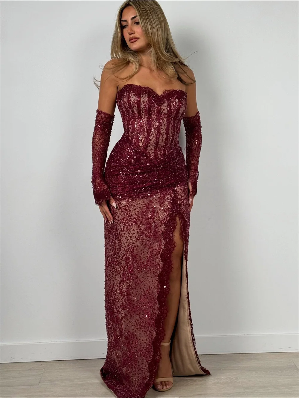 Suknia wieczorowa Contessa, bordowa, z cekinową koronką, bez ramiączek, gorsetowa, z długimi rękawiczkami, z wysokim rozcięciem, elegancka suknia na bal dla kobiet.