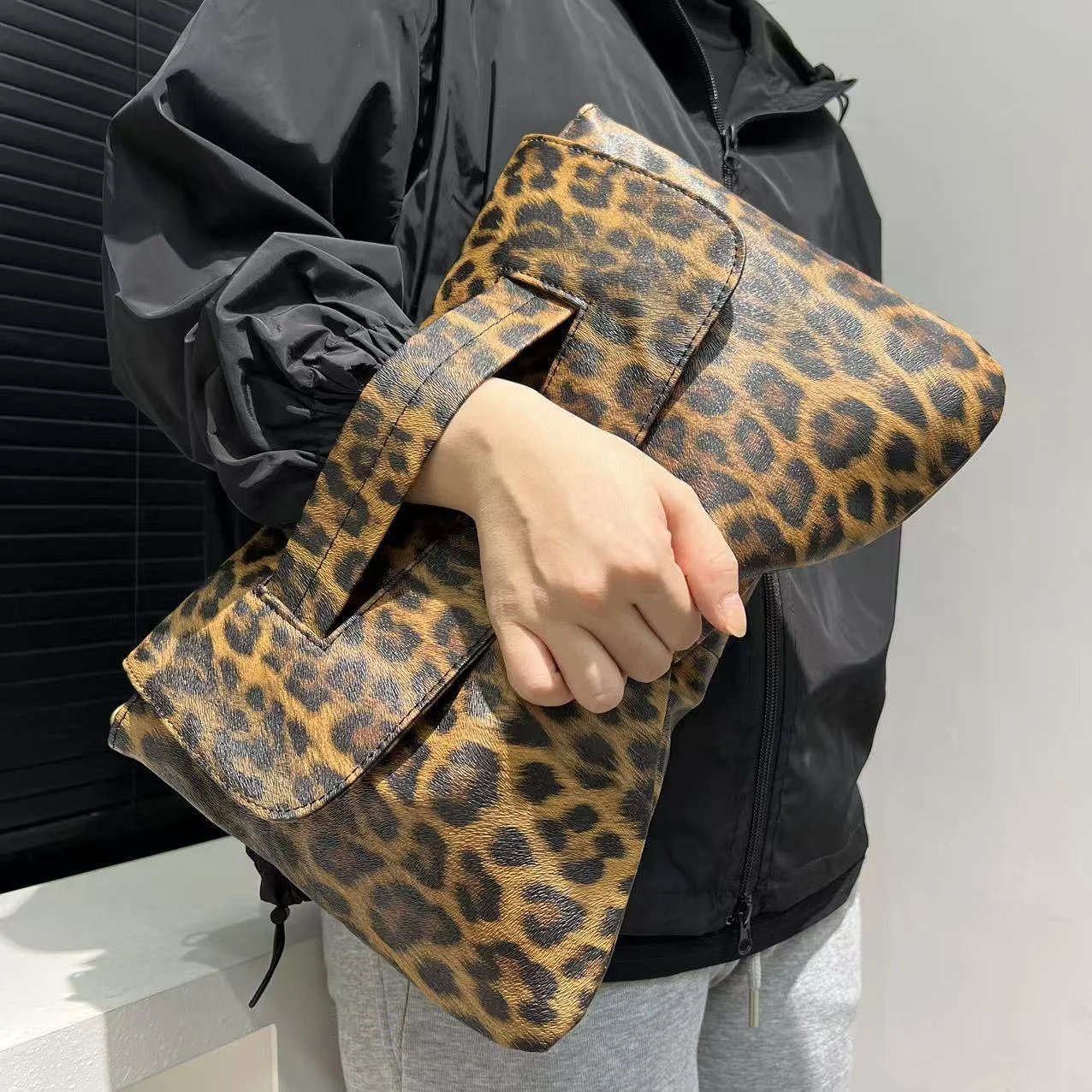 Women Bags 2026 Trends - กระเป๋าถือผู้หญิงลายเสือดาวสไตล์เรโทร รุ่นใหม่ปี 2026 ความจุขนาดใหญ่ กระเป๋าซองจดหมาย PU