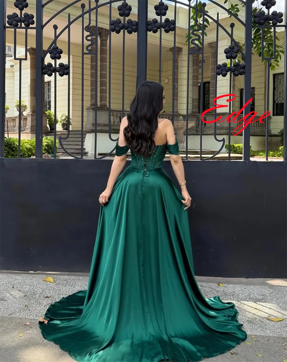 فستان سهرة أنيق من الساتان الأخضر مخصص كلاسيكي بدون حمالات قبالة الكتف فستان حفلة موسيقية بأربطة من الخلف فساتين مناسبة مخصصة
