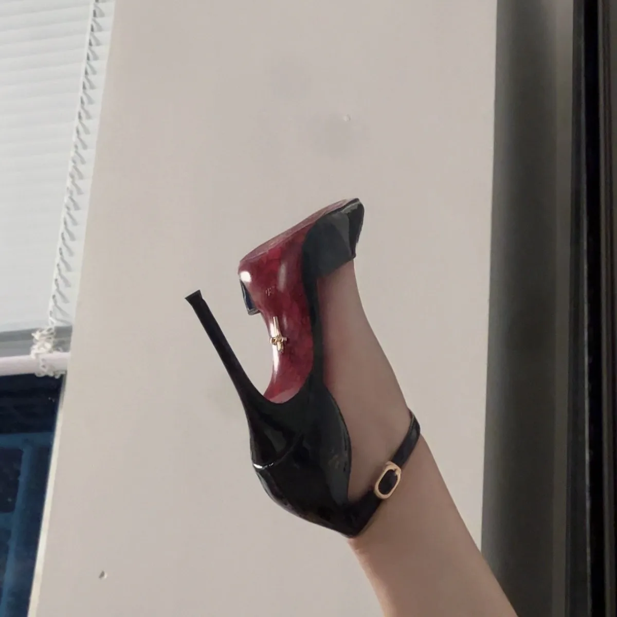 WGSTART 2026 New Pointed Buckle Red Soled High-Heeled Shoes  Black Toe Cap and Hollow Sexy Slim Heel Sandals view 2
