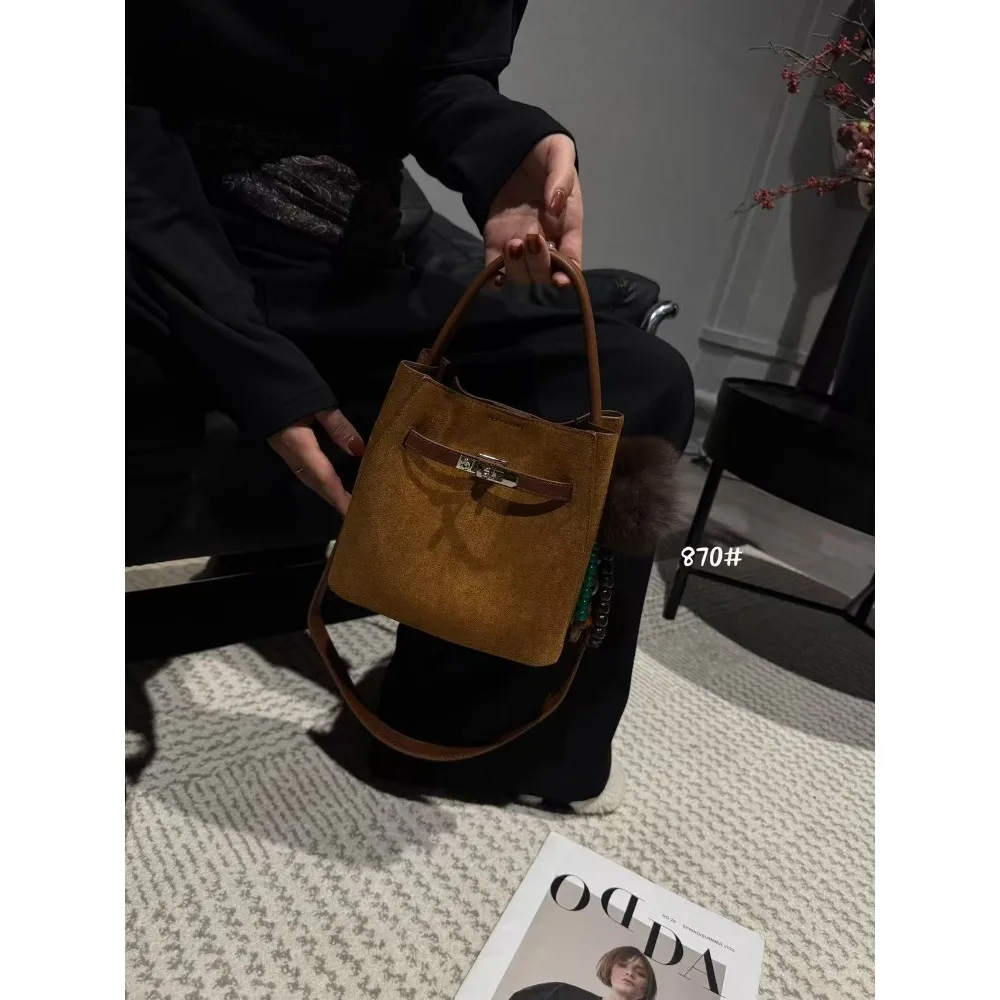 

Новый нишевый дизайн 2025 года, осень-зима, большая вместительная повседневная универсальная замшевая сумка через плечо в стиле ретро, портативная маленькая сумка-ведро