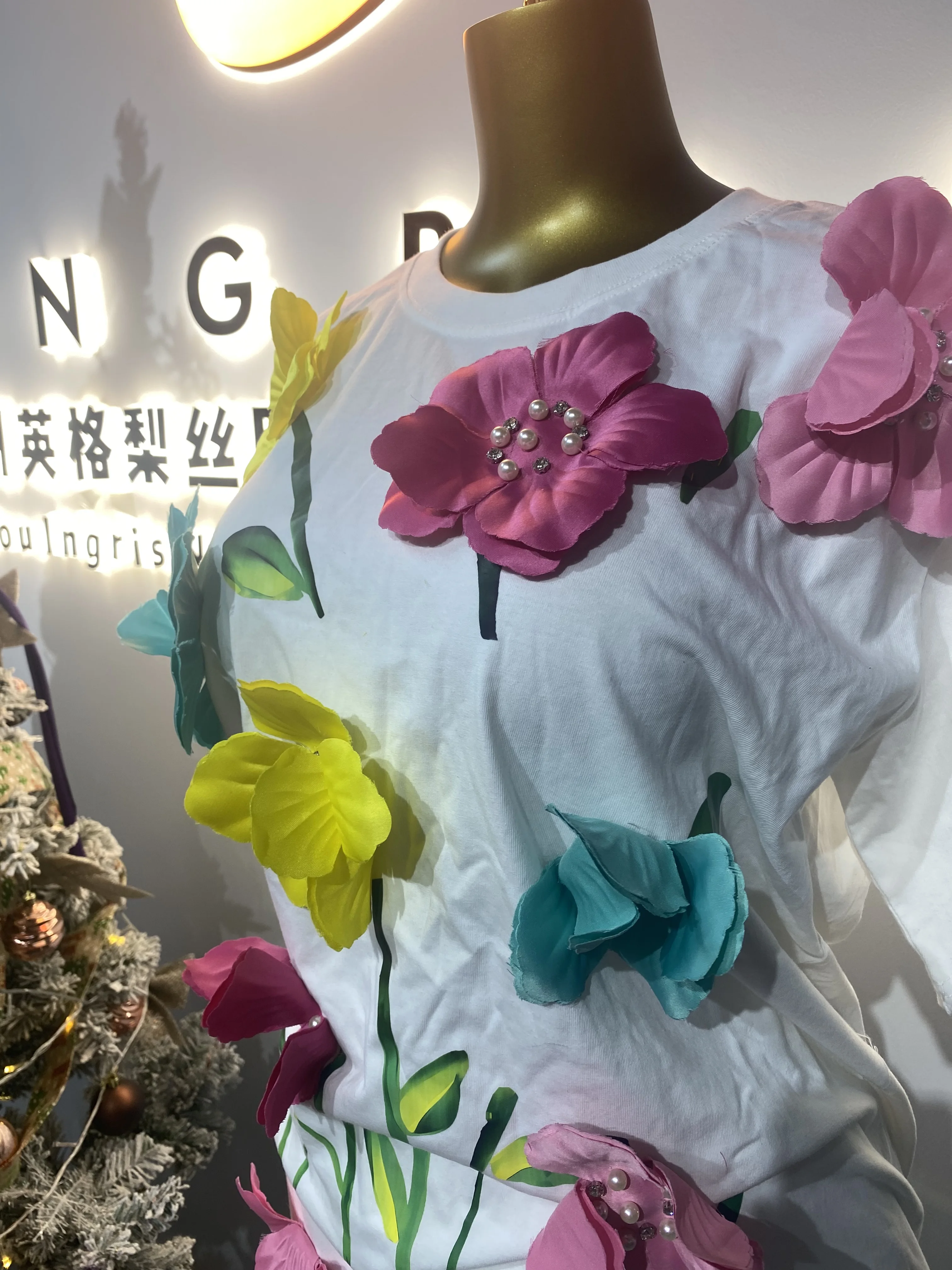 Modna, designerska krótka spódniczka, nowa kolekcja lato 2025, trójwymiarowe kwiaty, okrągły dekolt, wyszczuplająca sukienka - GZMM080