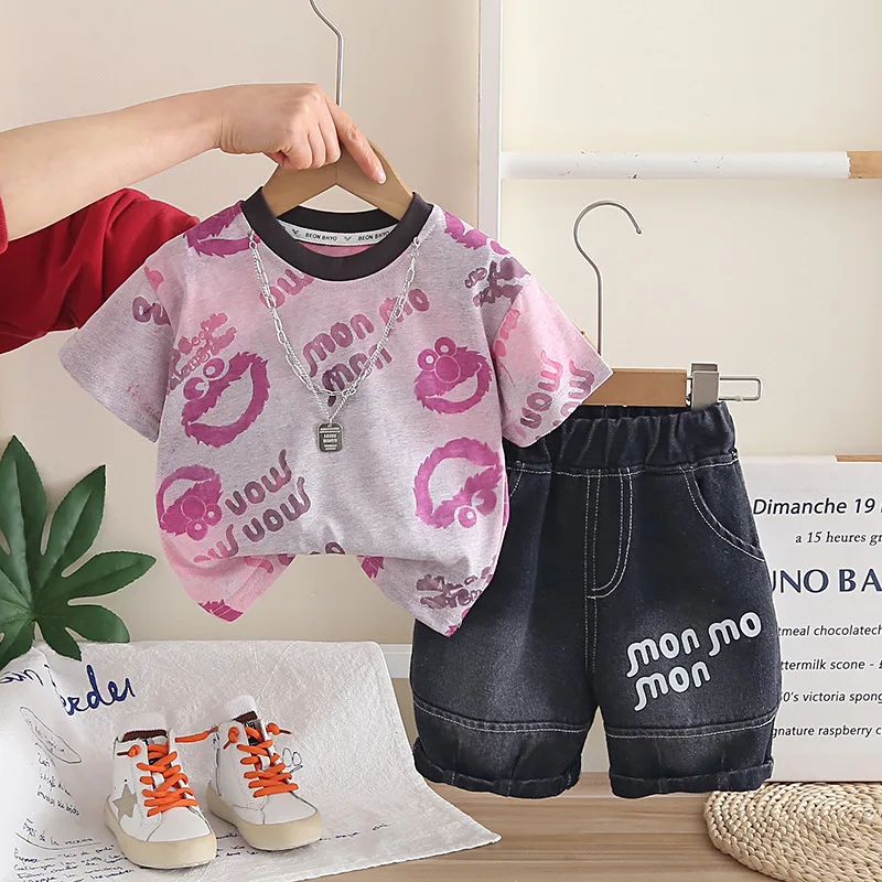 

Летний комплект для мальчиков 2026: футболка с принтом тай-дай и мультяшными буквами + джинсовые шорты, 2 предмета, детская одежда, 0-5 лет