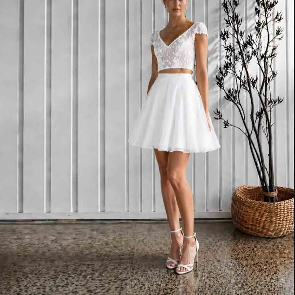 Robe de mariée mini deux pièces personnalisée, col en V, manches courtes, haut court en dentelle, pour réception de mariage ou élopement