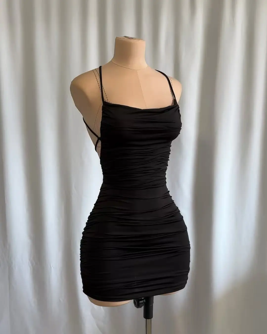 2025년 여름, 섹시하고 핫한 소녀의 힙을 감싸는 백리스 홀터 미니 스커트