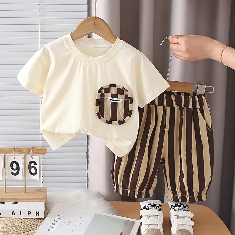 

Мягкий хлопковый летний комплект для мальчиков 2026: Новинка в корейском стиле – полосатая футболка и шорты, 2 предмета, повседневная одежда для мальчиков