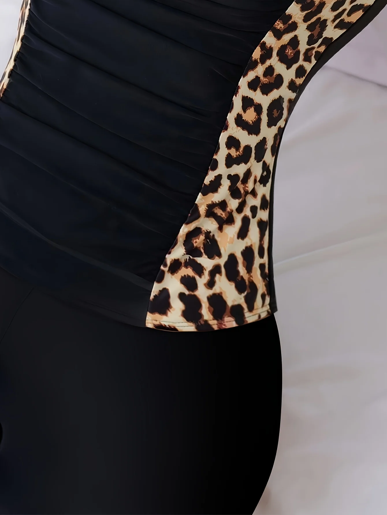 Luxe tankini met zwart en luipaardaccent 2026 - Buste met gestructureerde vierkante hals, voorgevormd lijfje met ruches, luipaardzijdetails, Sofist