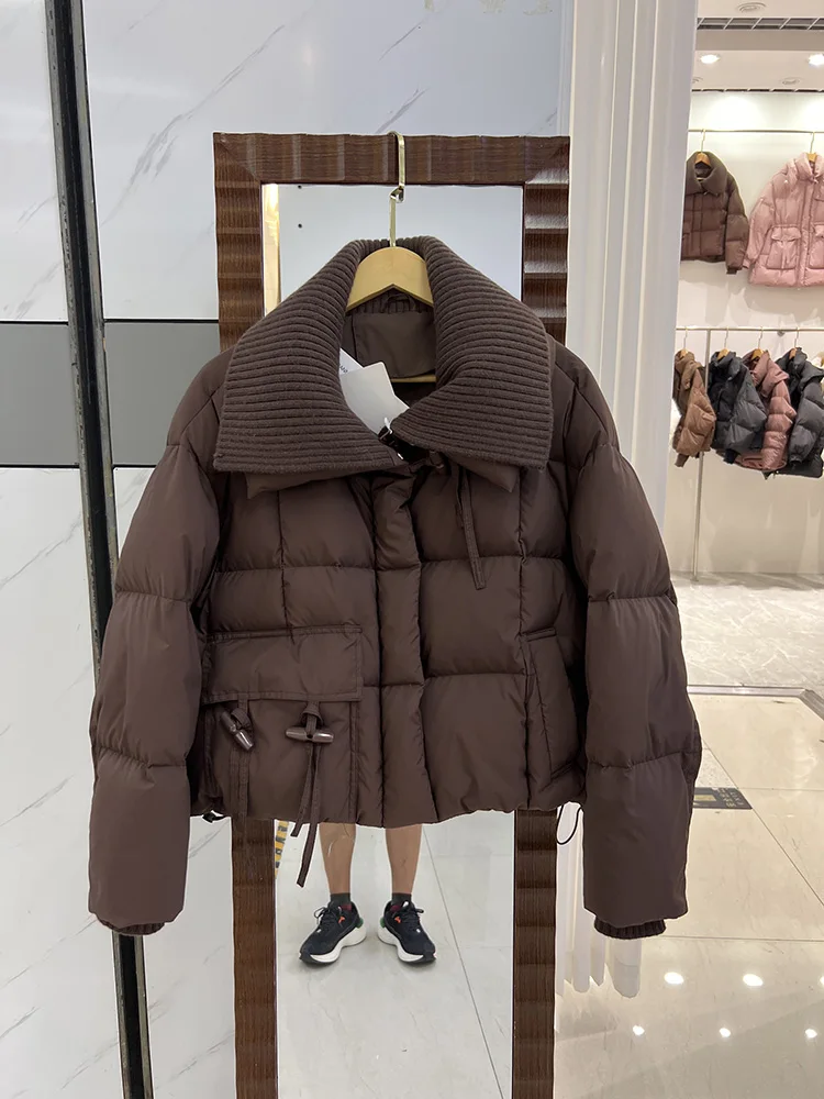 Piumino da donna in stile corto lavorato a maglia con colletto con risvolto, design alla moda, piumino d'anatra bianca allentato, nuovo piumino invernale con fibbia in corno di mucca