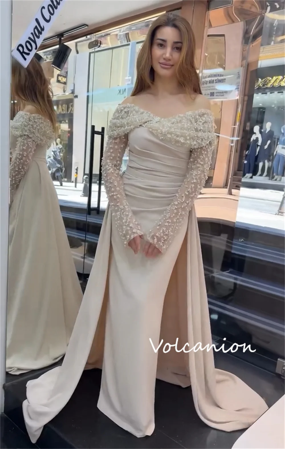 カスタマイズされたレトロジャージースパンコールプリーツストレートオフショルダーロングドレスオーダーメイドの機会絶妙な