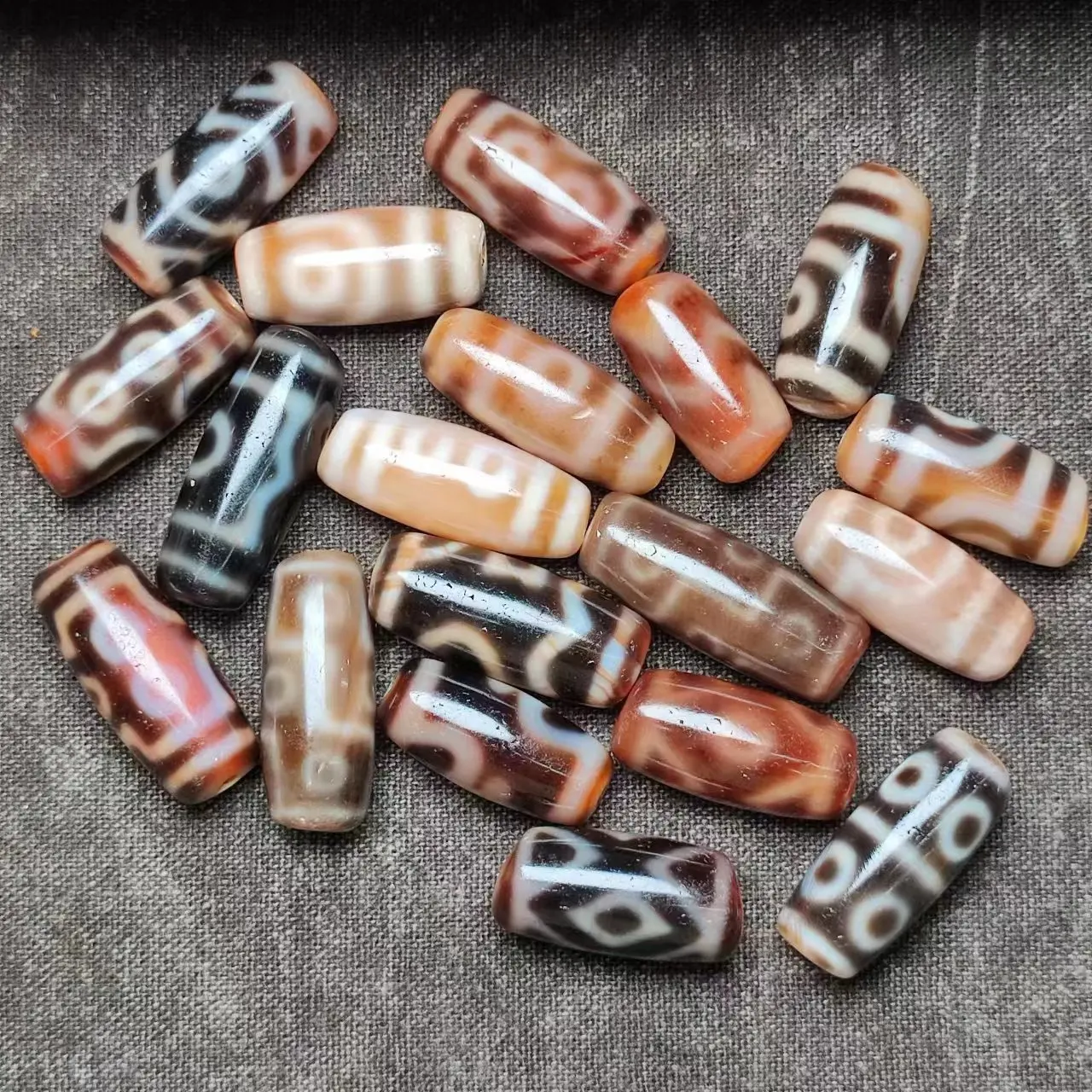 1pcs/lot natural multi-pattern old agate dzi Weathered horseshoe lines White core holes Rare breeds Clavicle chain bracelet diy