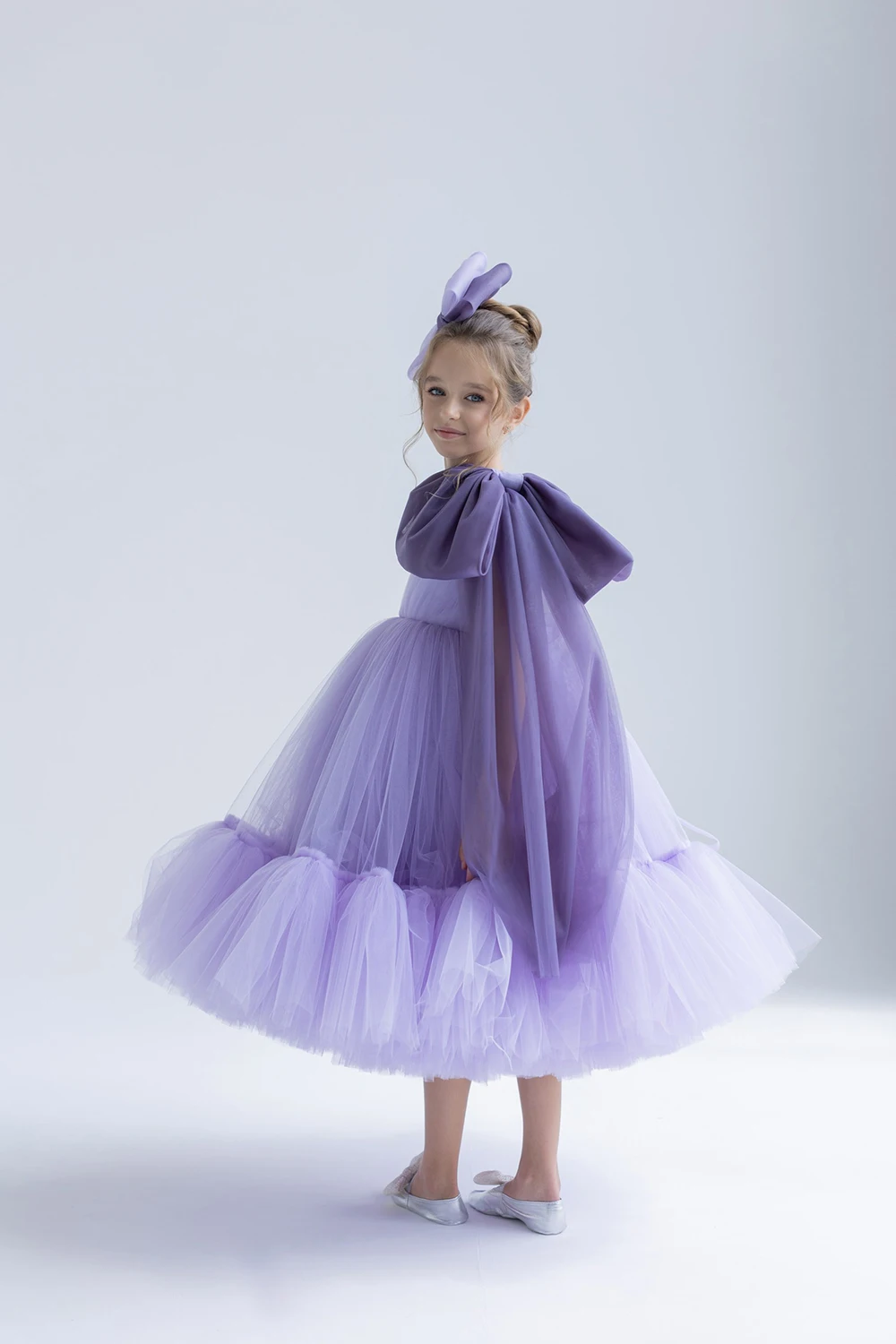 Hochwertiges lila Blumenmädchenkleid mit einer Schulter für kleine Mädchen, Geburtstagsfeierkleider, maßgeschneiderte Kleider für die Erstkommunion von Babys und Kindern. – Detail 2