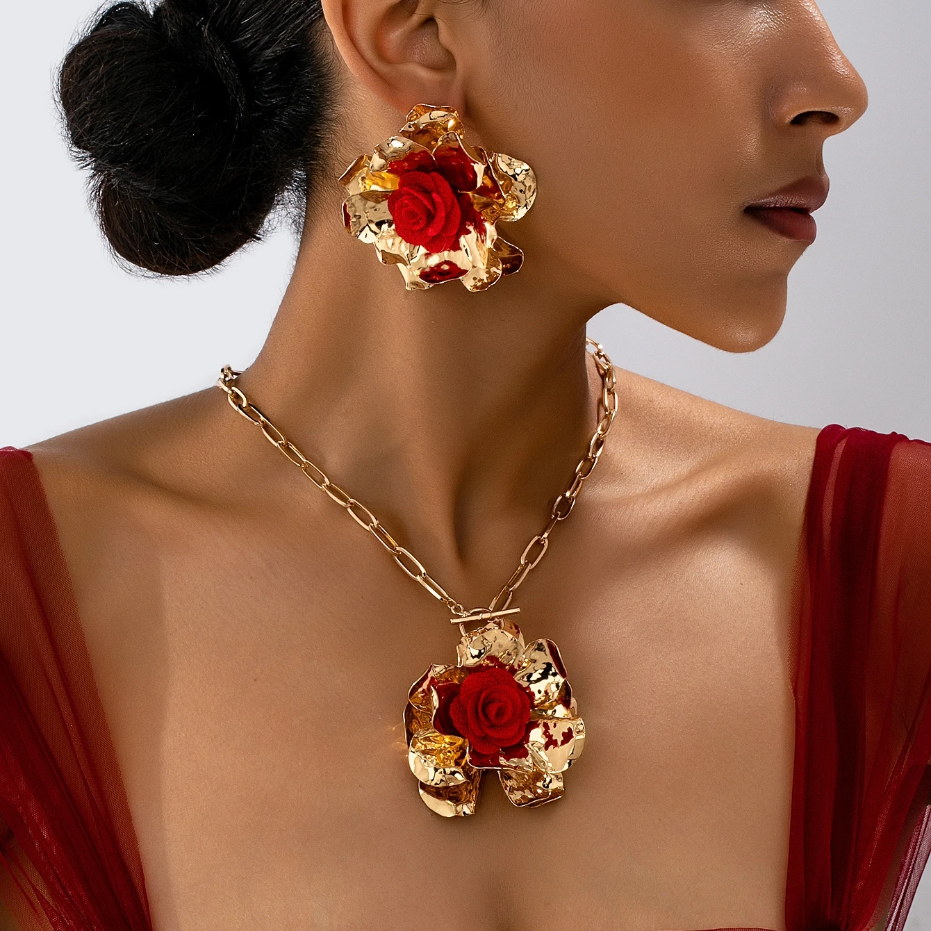 Damen-Schmuckset mit dreidimensionalem Blumenmuster und roten Blumenzentren, extravagantes Schmuckset geeignet für den Alltag und Urlaub.