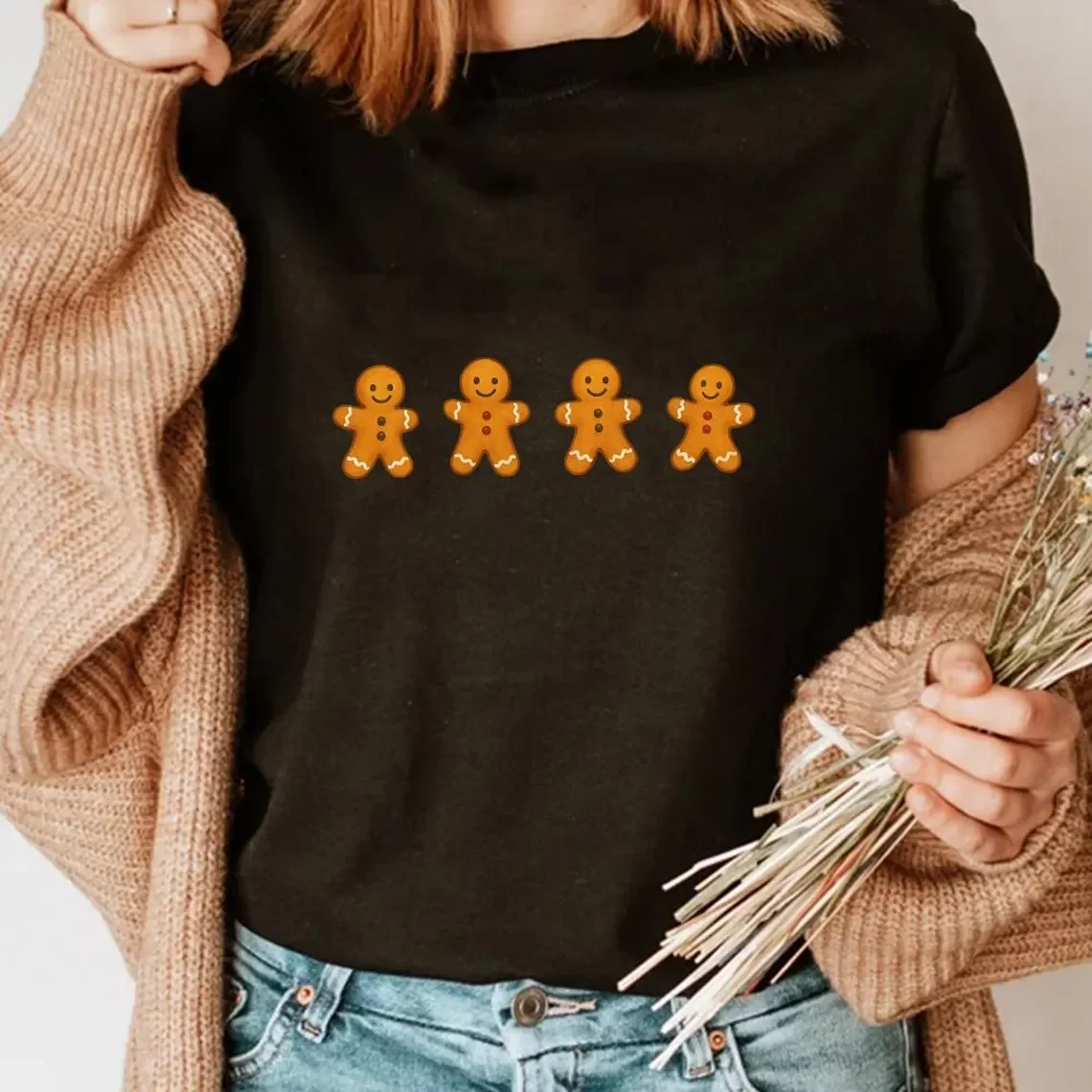 È il momento più meraviglioso dell'anno T-shirt T-shirt natalizia in pan di zenzero Camicia carina per le vacanze, Top festivo per gli amanti dei biscotti