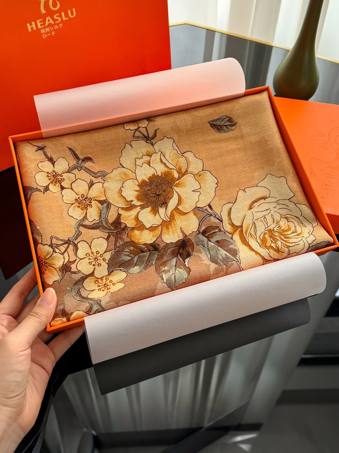 Echarpe-en-soie-ele-emballee-dans-une-boite-cadeau-accessoire-de-mode-multifonctionnel-pour-l'anniversaire-de-maman-souvenir-haut-de-gamme-de-la-marque-de-soie-de-hangzhou