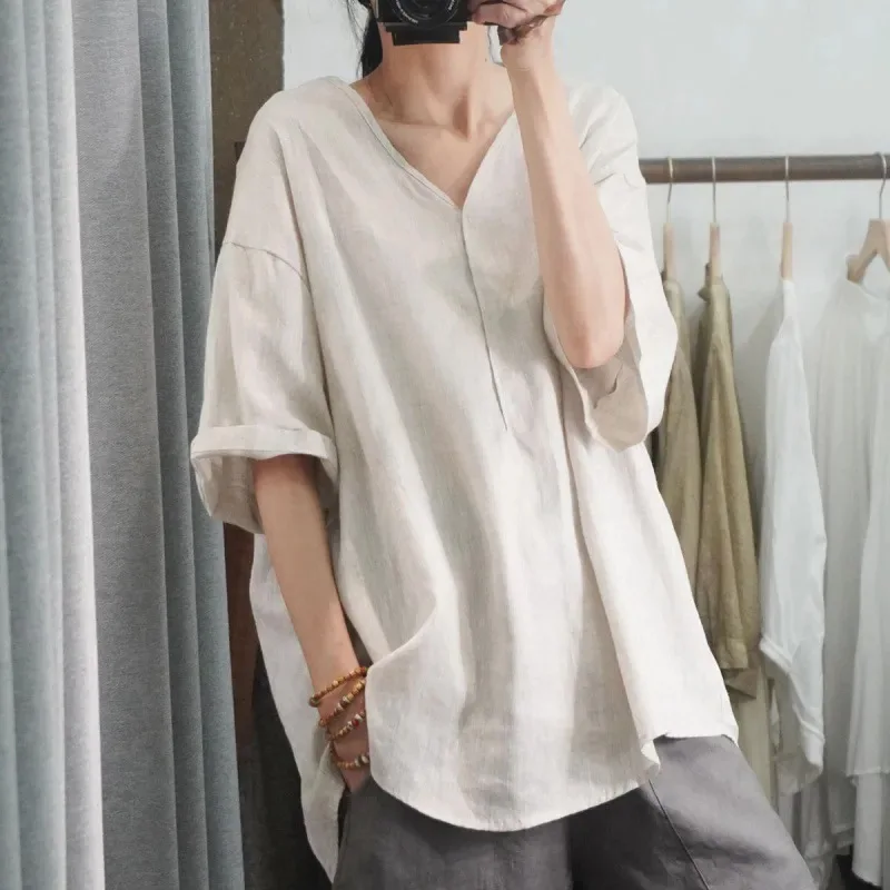 Silueta de la camiseta de verano para mujer talla grande mostrando el ajuste cómodo.