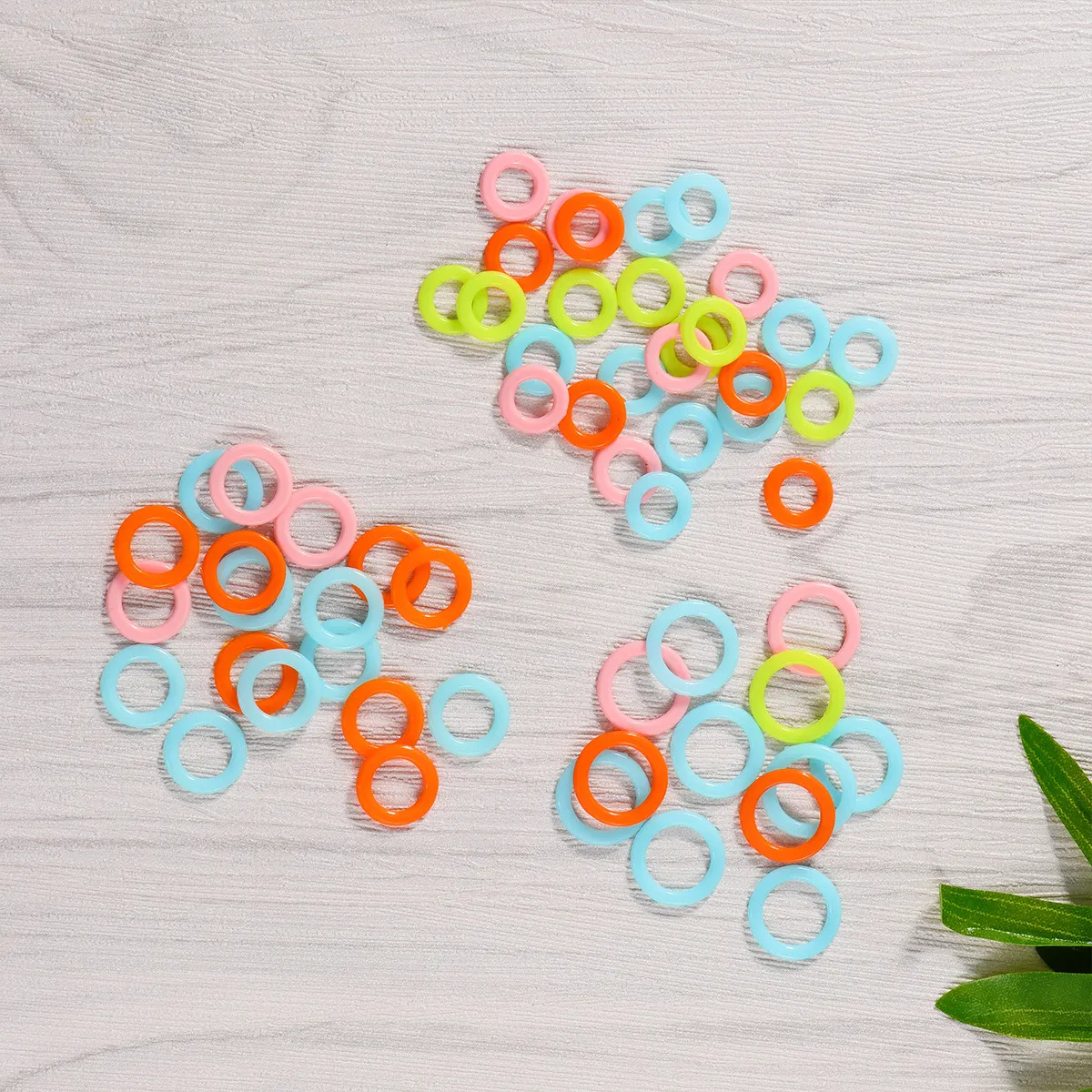 300Pcs Assorted Size Stitch Marker Rings 1Cm 1.2cm 1.5cm Colorful Plastic Crochet Knitting Markers for Pattern Repeats Row