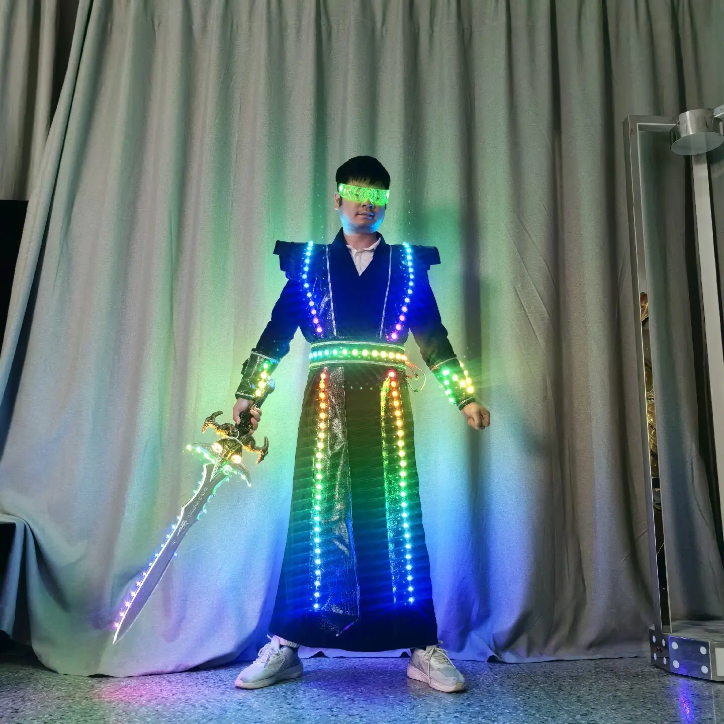

Светящийся костюм с LED-подсветкой для выступлений, наряд для KTV и ночных клубов, светящиеся сценические аксессуары, женская традиционная этническая сценическая одежда