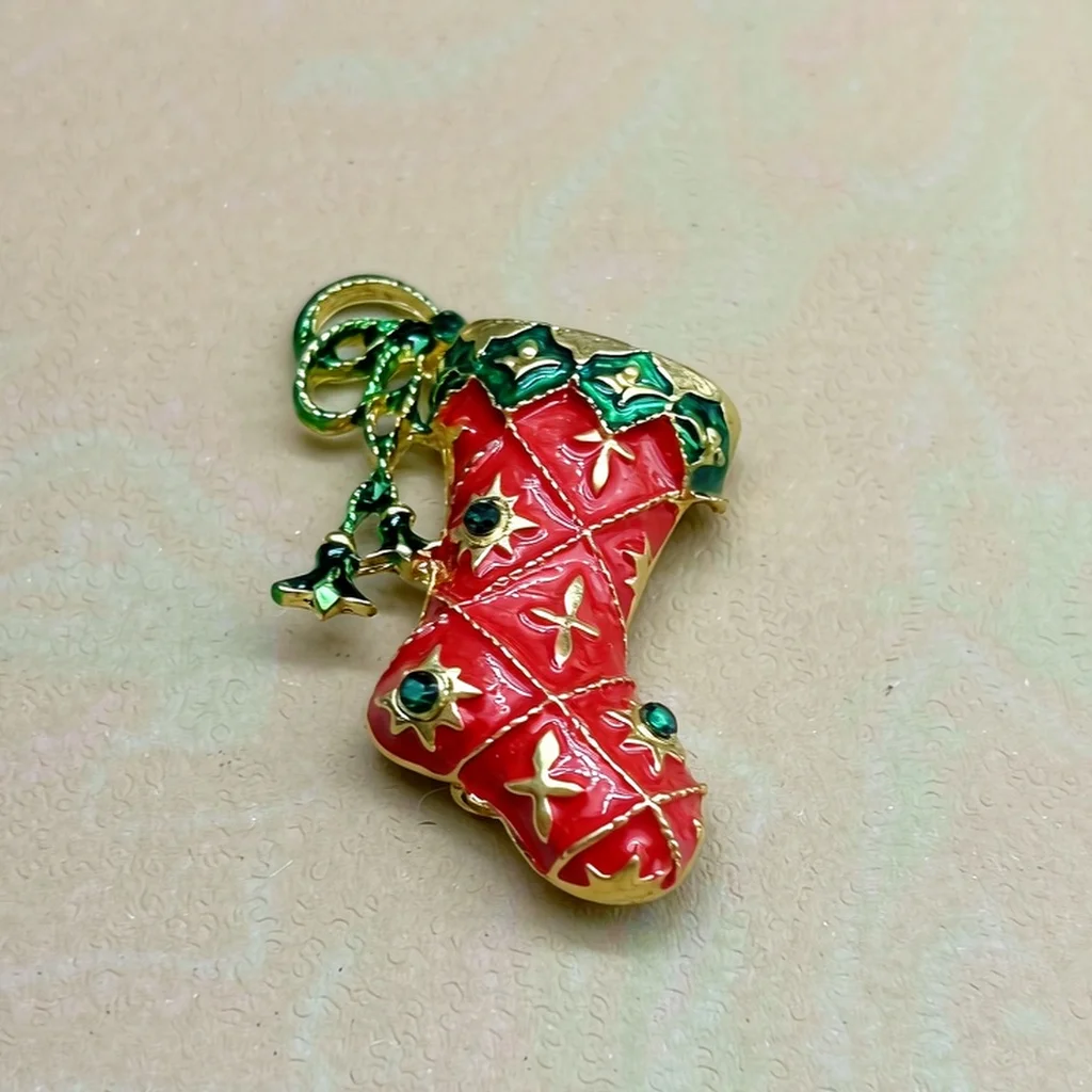 2026 Couple's Best Matching Accessories Decorative Pin Light Luxury Waterproof Business Banquet Brooch Shoe Badge Simple Anti-Exposure Gadget Women's Suit Pin Ornament Christmas Holiday Commuting Metal Buckle High-Value European Retro Personalized Stylish Brooch Badge Wedding Guest Brooch