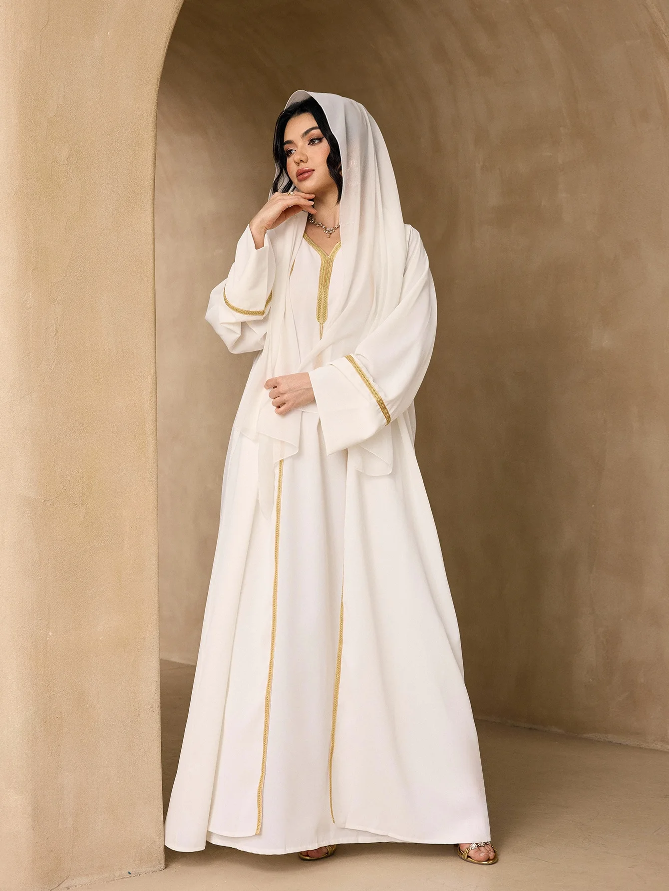 Elegantes zweiteiliges Kaftan-Abaya-Set mit goldenen Verzierungen und Quasten, weitärmeliges, V-Ausschnitt, dezentes Maxikleid für muslimische Frauen, geeignet für Partys.