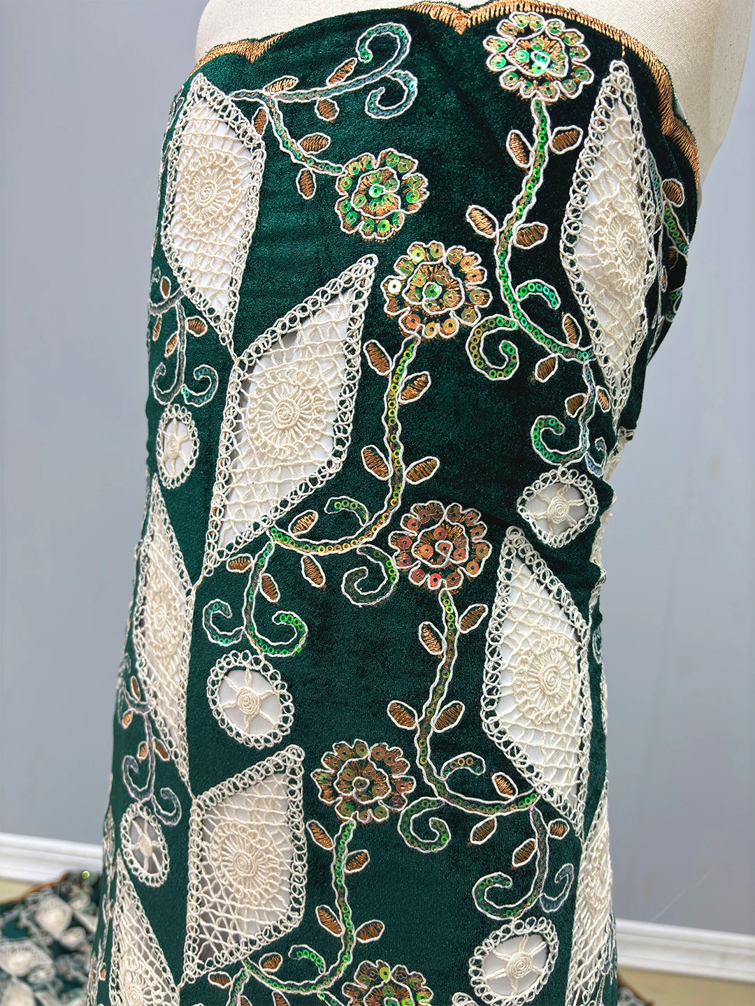 

Luxury African Velvet Lace Fabric Embroidered Flower 2025 French Nigerian Sequins Lace Fabric Dubai Style For Sewing Long Robe